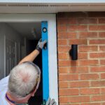installer fitting door